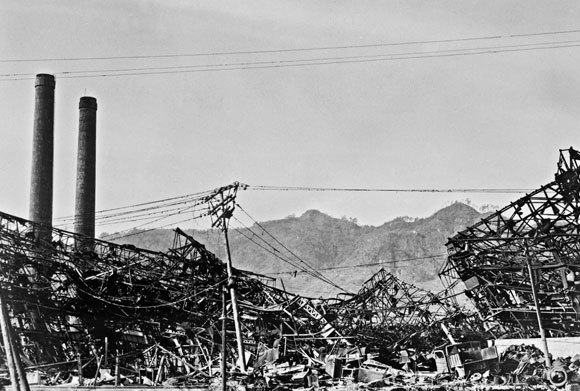 The damage of the nuclear bomb in Nagasaki, after three years. | Source: US NATIONAL ARCHIVES AND RECORDS ADMINISTRATION / SCIENCE PHOTO LIBRARY