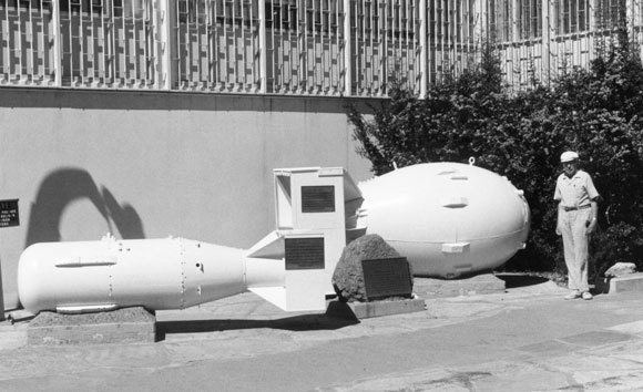 Models of the “Fat Man” (right) and “Little Boy” bombs on the Manhattan Project site at Los Alamos. Next to them is the Italian-American scientist Emilio Segre, one of the longstanding members of the Manhattan Project | Source: EMILIO SEGRE VISUAL ARCHIVES / AMERICAN INSTITUTE OF PHYSICS / SCIENCE PHOTO LIBRARY