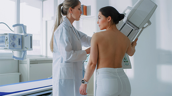 A mammography technician prepares a woman for examination | Photo: Gorodenkoff, Shutterstock