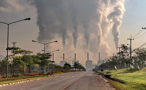 Rauchende Schlote einer Fabrik | Illustrationsfoto: Shutterstock