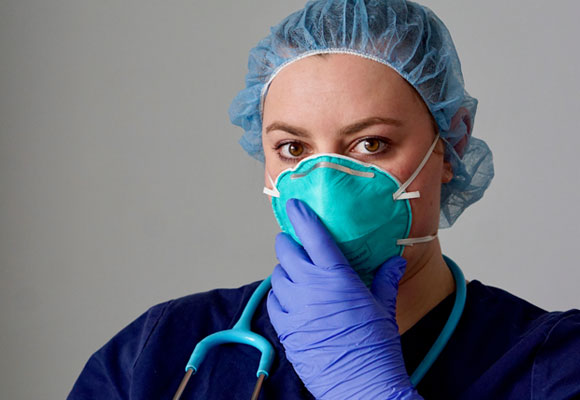  A nurse using a N95 mask. Photo: Shutterstock