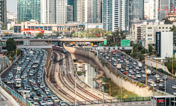 פקקי תנועה בנתיבי איילון בתל אביב | צילום: Davidi Vardi, Shutterstock