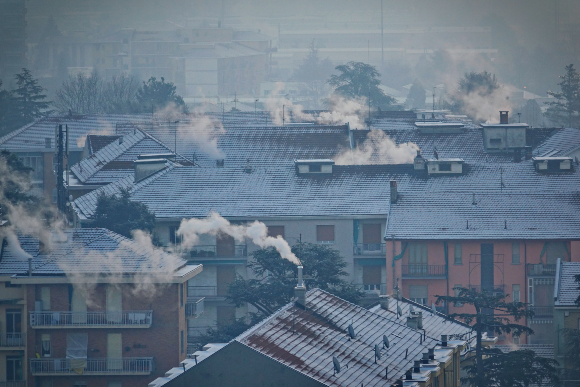 Rauch aus Schornsteinen in Mailand, Italien | Foto: MikeDotta, Shutterstock