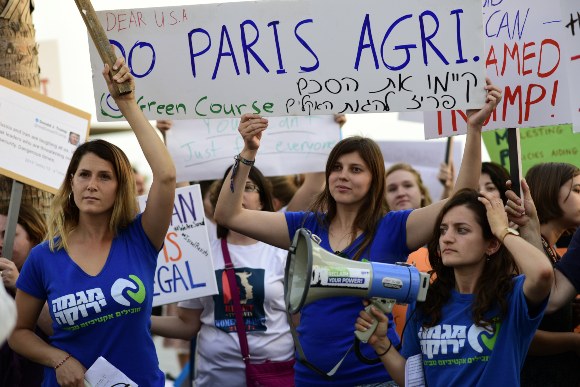 Making a difference by appealing to policymakers. Environmental activists protesting in front of the US embassy in Tel-Aviv in 2017 | Photo: Avivi Aharon, Shutterstock